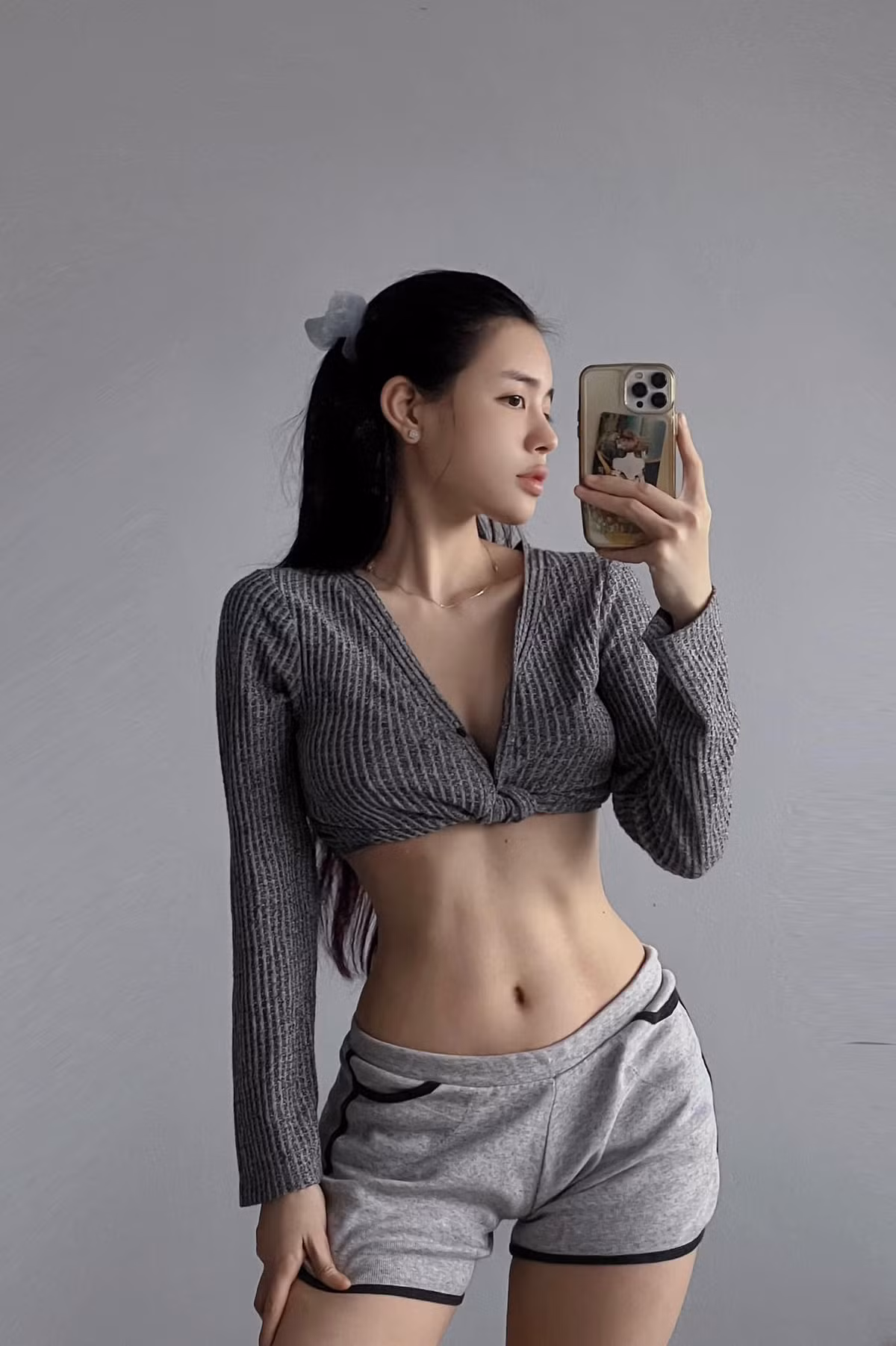 Trên trang cá nhân, Bích Hạnh không ngần ngại khoe đường cong vàng và đặc biệt vòng 1 căng tròn của mình.