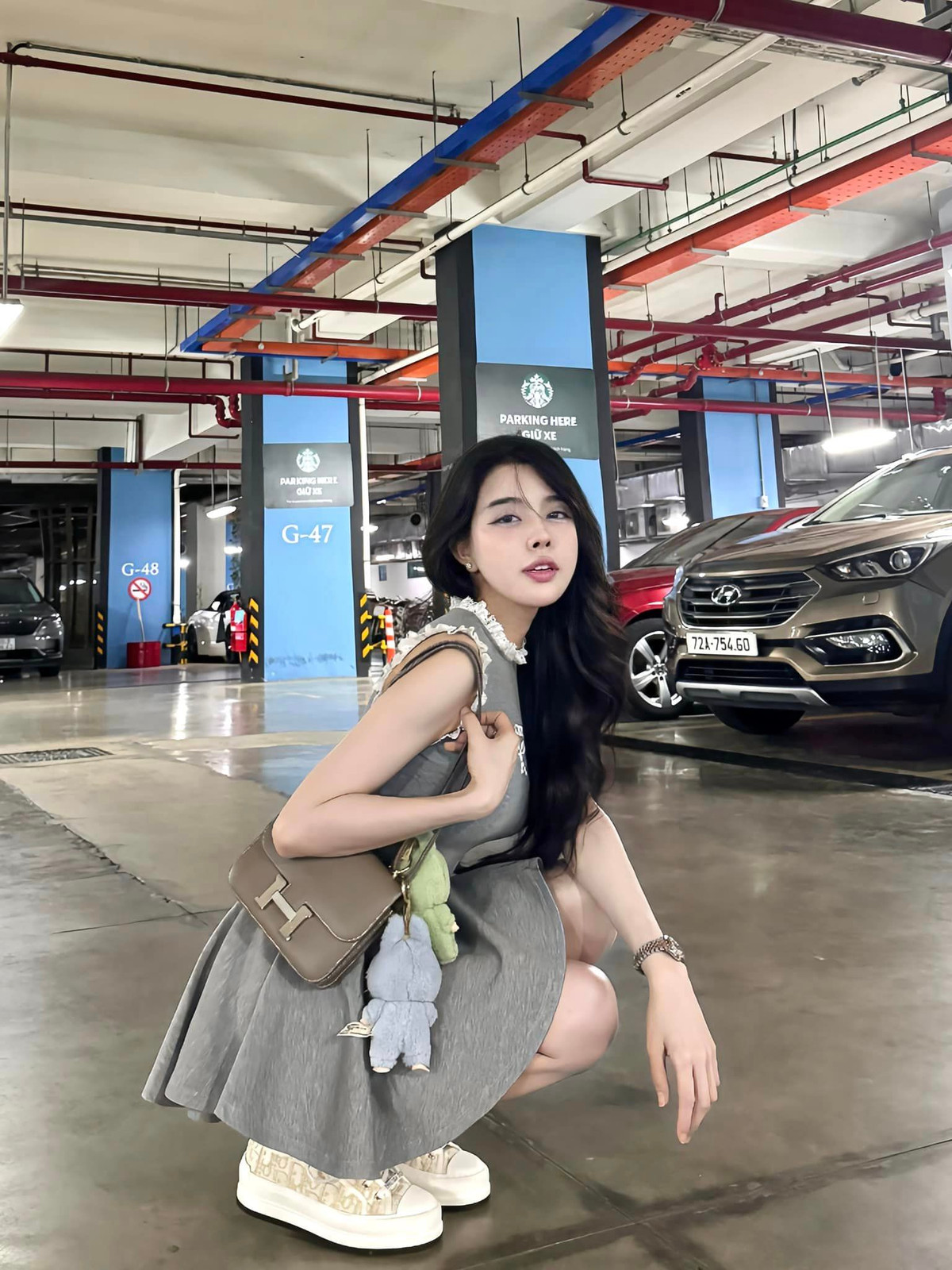 Trần Bích Hạnh (sinh năm 1993, quê Nam Định) được mệnh danh là "hot girl phòng gym", "nữ thần phòng gym" nhờ sở hữu body đẹp như tượng tạc. Cô nàng từng "gây sốt" với câu chuyện "lột xác" ngoại hình một cách ngoạn mục.