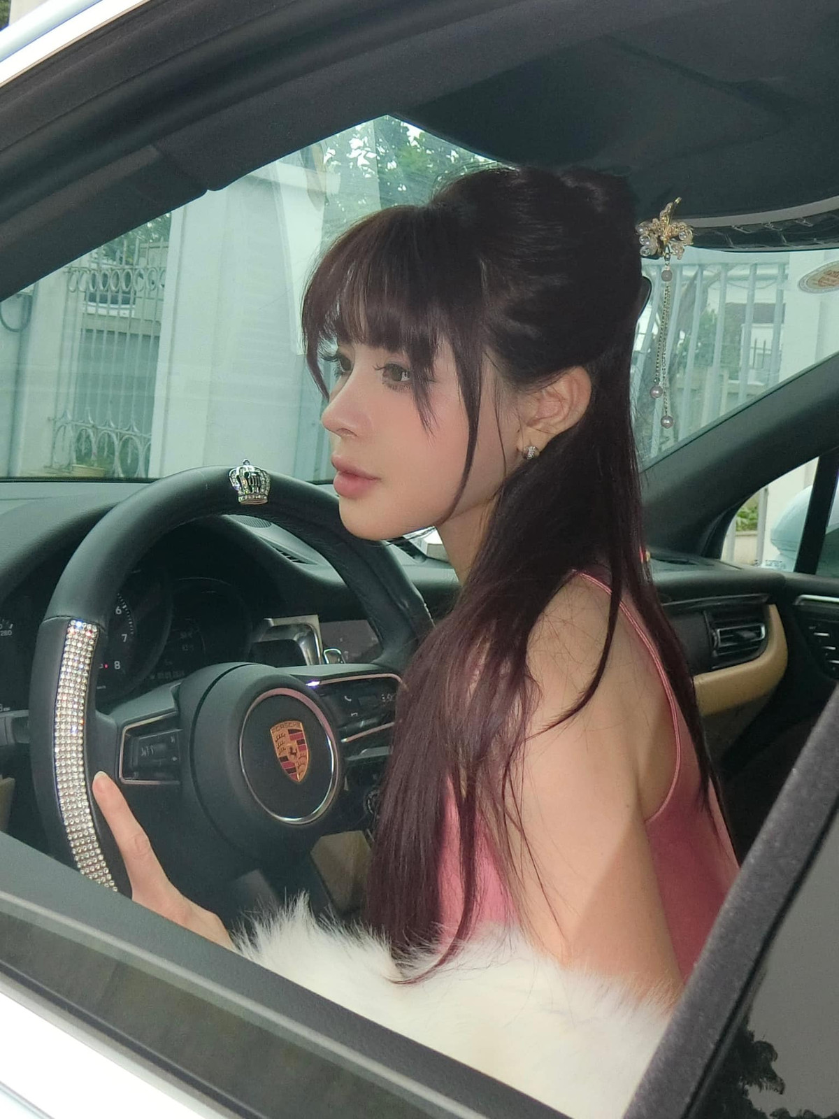 Sau một thời gian kiên trì, Bích Hạnh giảm 27kg, vóc dáng săn chắc, cơ bụng 6 múi. Gymer Nam Định sở hữu số đo ba vòng đáng mơ ước: 92-58-93 (cm).