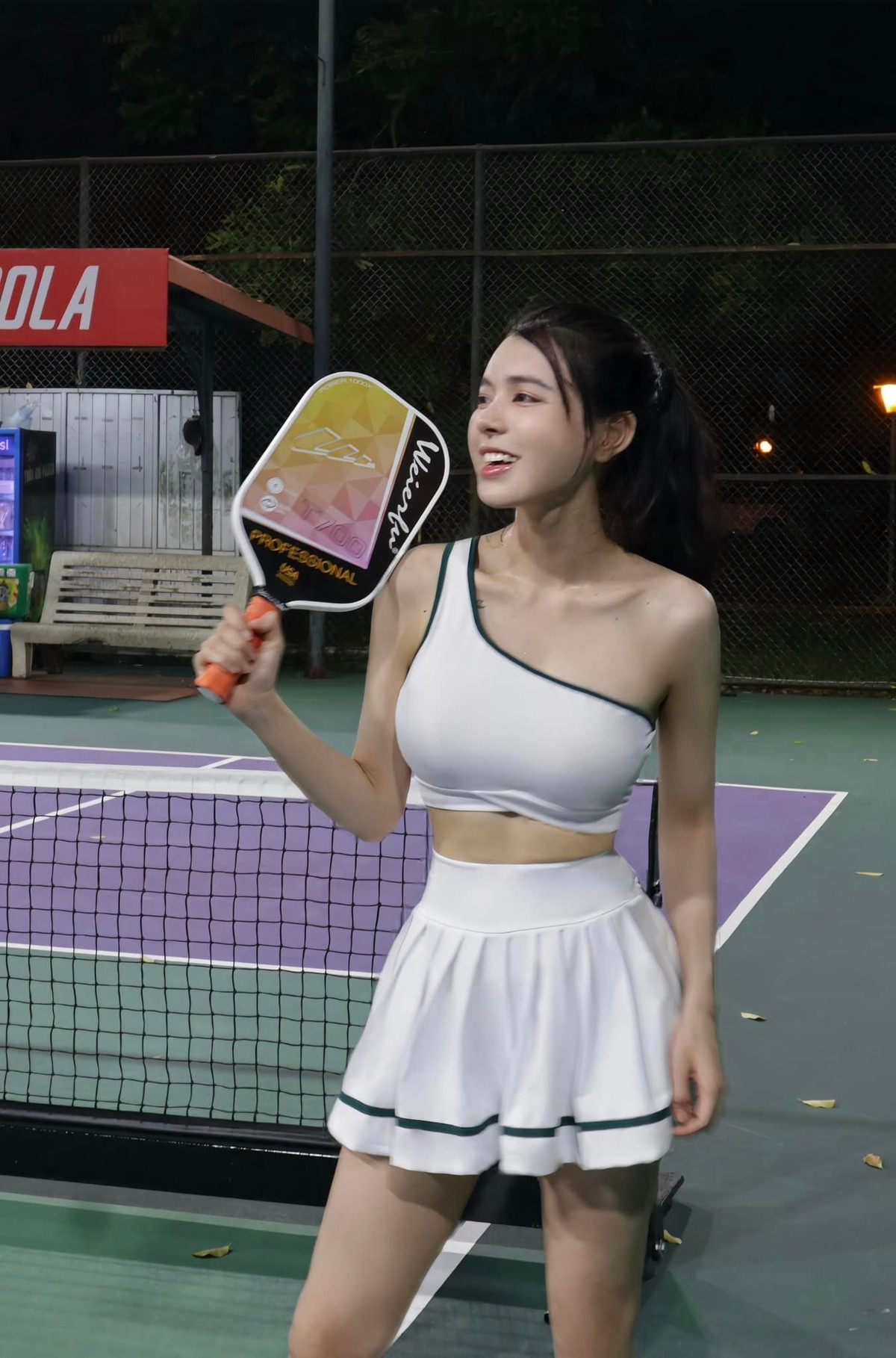 Cụ thể, trên trang cá nhân, Bích Hạnh đã đăng tải bức ảnh tham gia vào môn pickleball. Giữa lúc MXH đang tranh luận sôi nổi về thời trang khi tham gia bộ môn này, hot girl phòng gym Nam Định chọn cho mình bộ thời trang là chiếc váy ngắn và chiếc áo bó lệch vai.