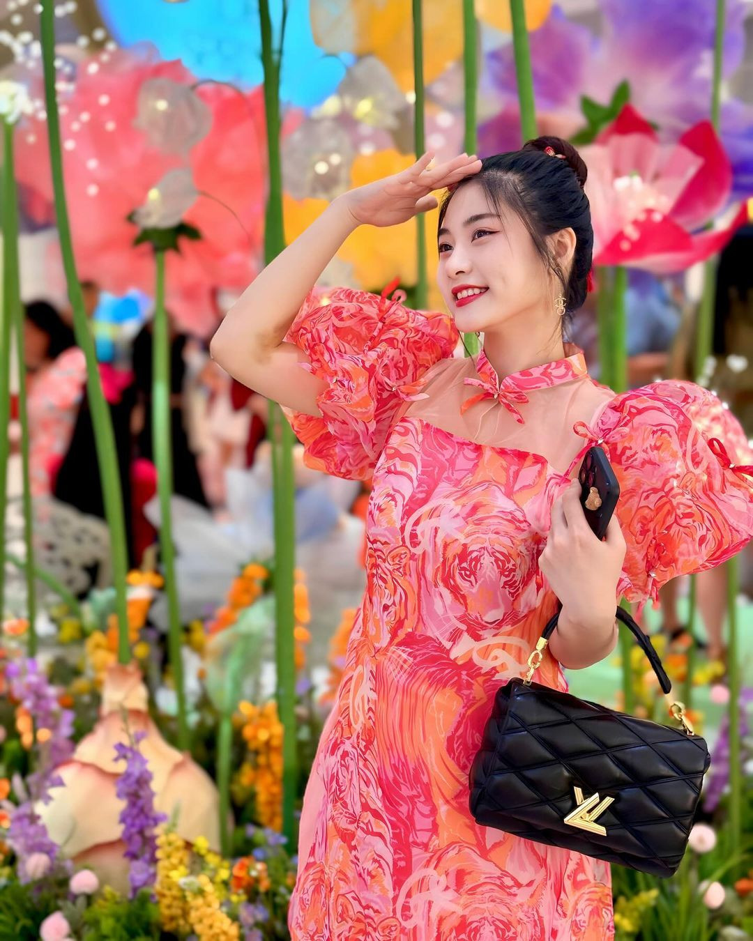 Nam Phương sở hữu một gương mặt với những đường nét vô cùng thanh tú, đậm nét Á Đông, cùng mái tóc đen dài thả buông thướt tha, khỏi phải nói cô bạn này đã “cướp” ánh nhìn của người khác như thế nào.