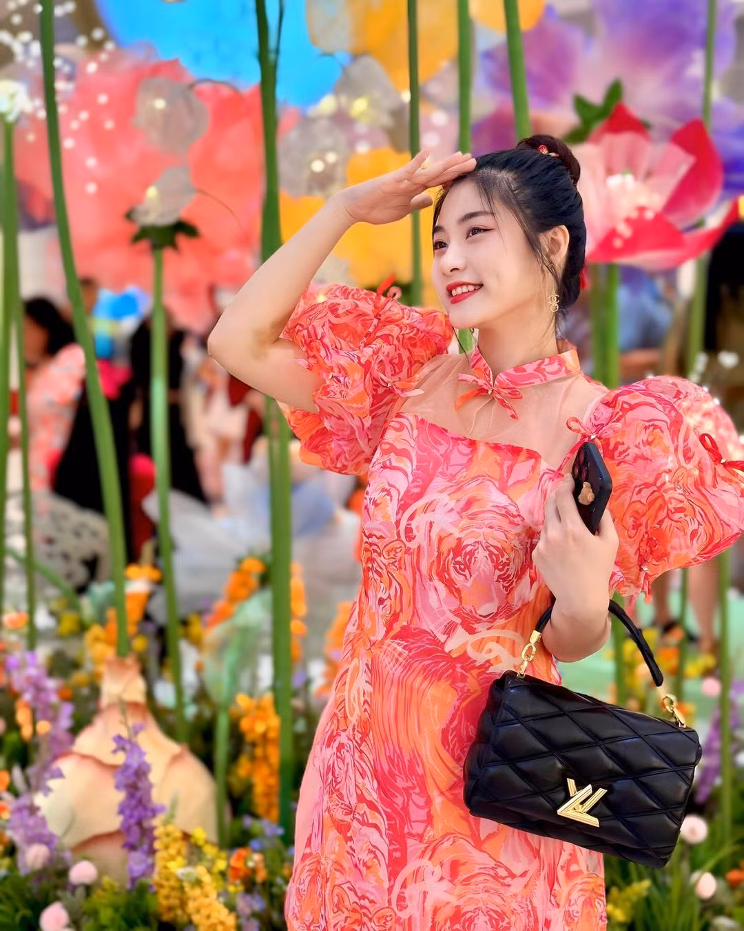 Nam Phương sở hữu một gương mặt với những đường nét vô cùng thanh tú, đậm nét Á Đông, cùng mái tóc đen dài thả buông thướt tha, khỏi phải nói cô bạn này đã “cướp” ánh nhìn của người khác như thế nào.