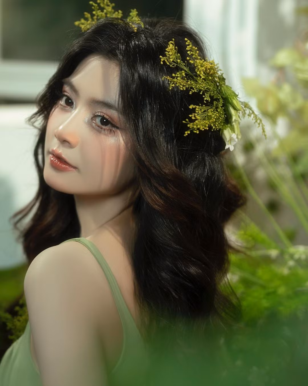 Nam Phương tên đầy đủ là Nguyễn Bùi Nam Phương sinh ngày 25/2/1999 tại Thành phố Hồ Chí Minh, cô nàng hiện đang là sinh viên K13 khoa Ngoại ngữ Trường Đại học Công nghiệp TP Hồ Chí Minh.