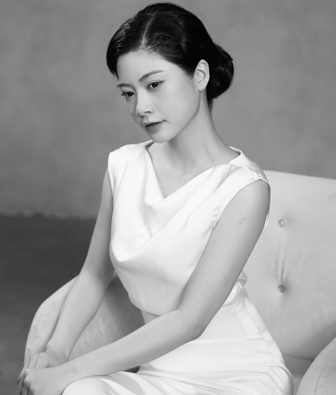 Với mái tóc vấn cao để lộ gương mặt đẹp, cùng chiếc váy trắng sát nách, Nam Phương thể hiện rõ vẻ thanh lịch và cũng là concept chính của bộ ảnh.