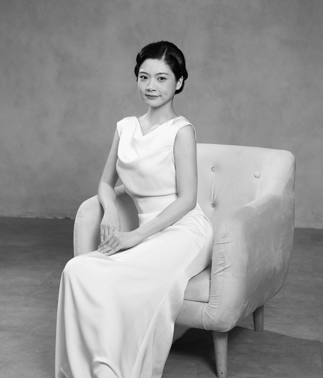 Dưới bài đăng, nhiều người để lại lời khen với nhan sắc của "hotgirl má lúm" nhưng bên cạnh đó cũng không ít người khuyên cô nàng: "Tháng 7 âm nên tránh đăng ảnh đen trắng".