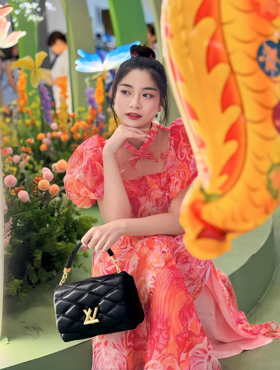 Đặc biệt, với những góc ảnh khoe "góc nghiêng thần thánh", nét đẹp trong sáng, dịu dàng đặc biệt trong tà áo trắng, Nam Phương thực sự khiến bao người phải ngẩn ngơ.