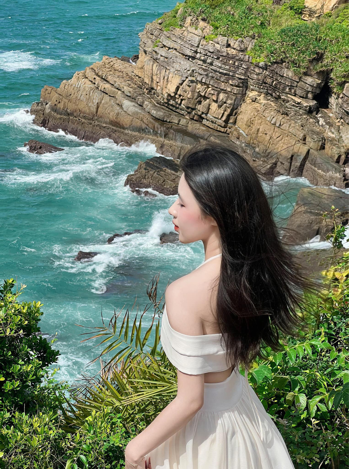 Cô nàng cũng chia sẻ thêm một số tip cá nhân như: Đi đường rất nắng nhớ mang mũ và áo nắng kèm; Dầu gội, dầu xả, sữa tắm, đồ skincare, đồ dưỡng tóc rất cần thiết vì chụp ở biển nên nắng gió táp dữ dội lắm; Nên bôi kem chống nắng để tránh tình trạng về tới nhà phải dưỡng trắng lại.