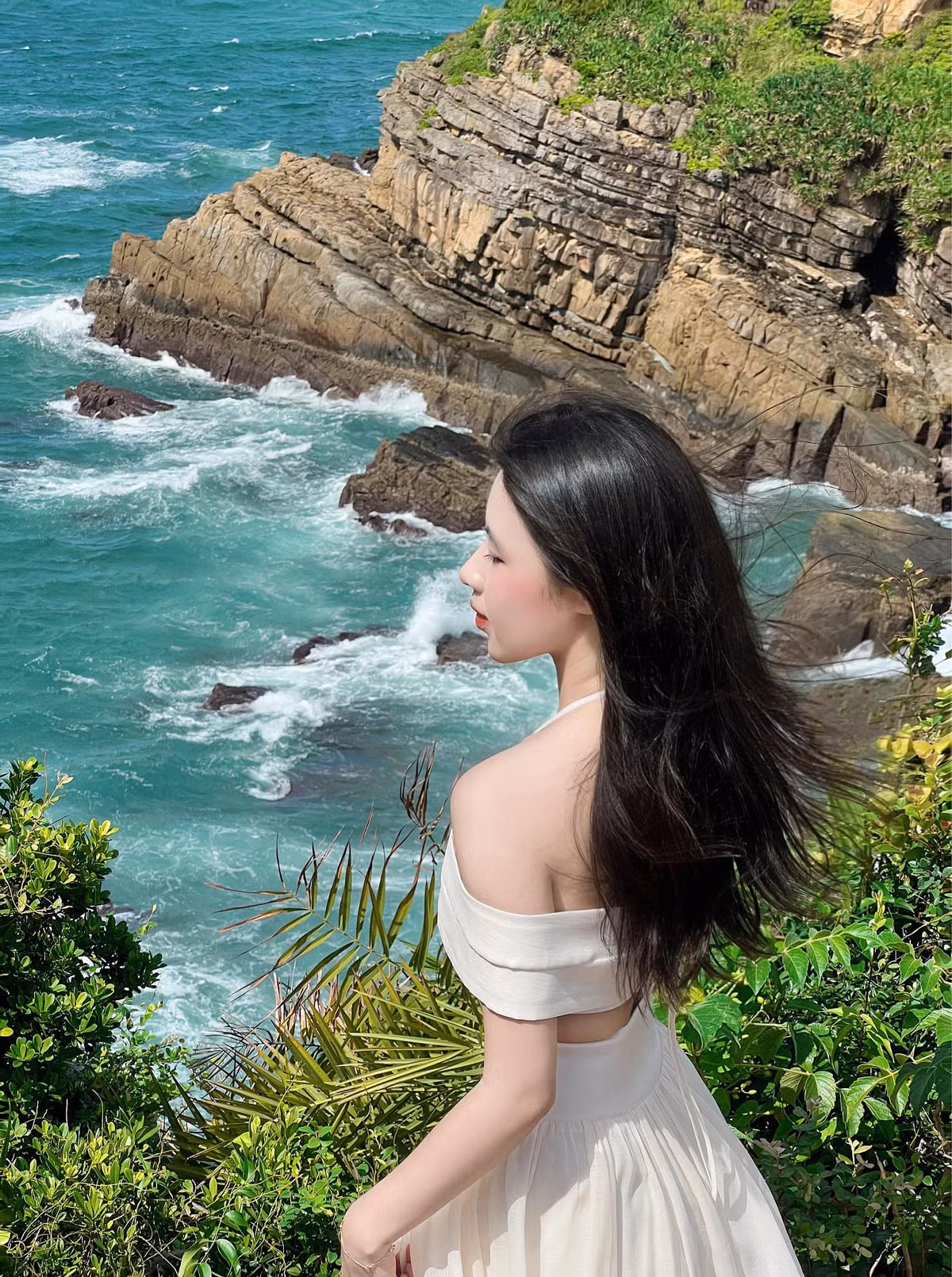 Cô nàng cũng chia sẻ thêm một số tip cá nhân như: Đi đường rất nắng nhớ mang mũ và áo nắng kèm; Dầu gội, dầu xả, sữa tắm, đồ skincare, đồ dưỡng tóc rất cần thiết vì chụp ở biển nên nắng gió táp dữ dội lắm; Nên bôi kem chống nắng để tránh tình trạng về tới nhà phải dưỡng trắng lại.