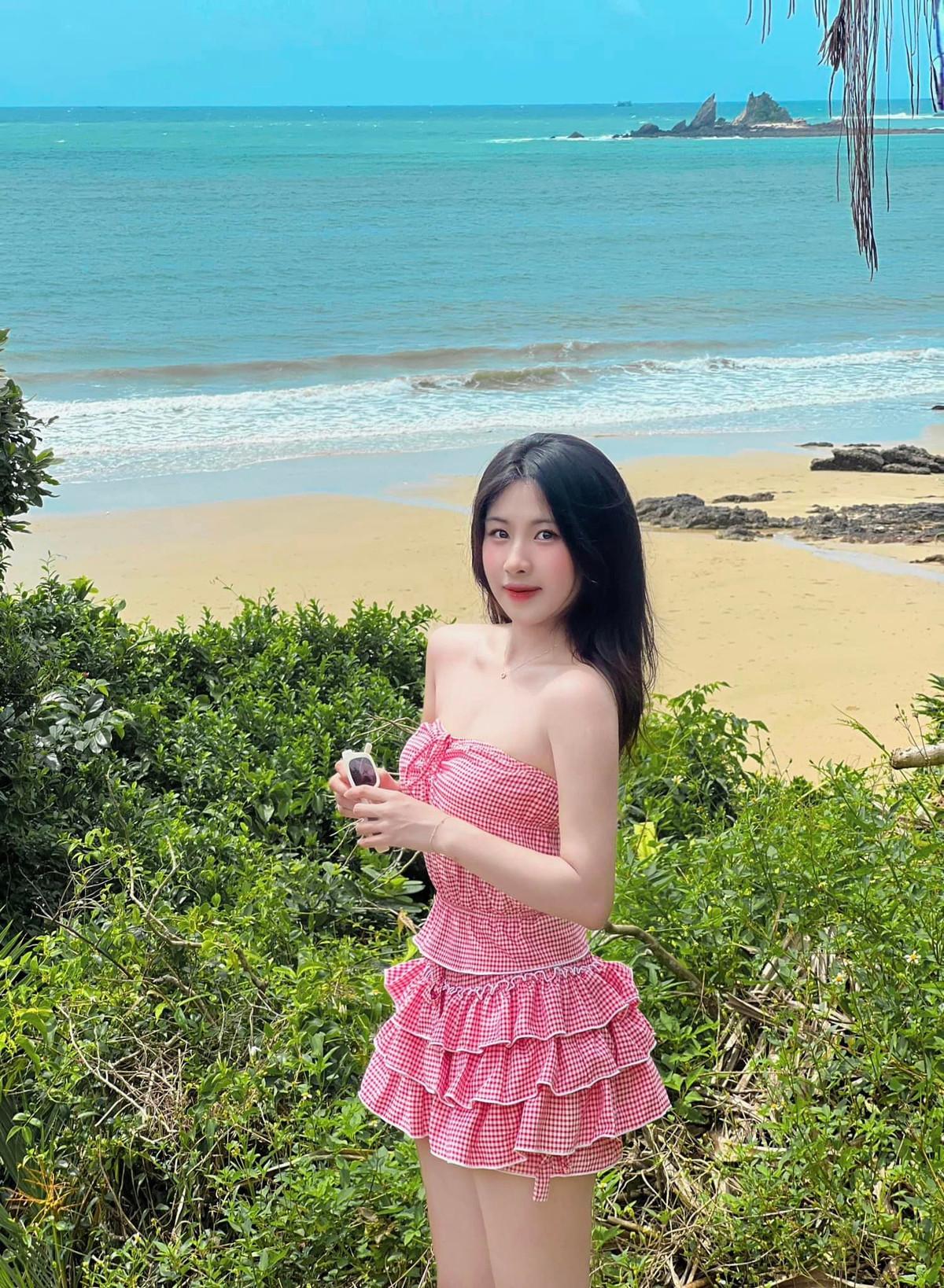 Trong bài đăng của mình, cô nàng xinh đẹp đã chia sẻ những bức hình chụp ở các địa điểm khác nhau ở Cô Tô, kèm theo dòng chú thích: " Cùng mình khám phá vùng đất xinh đẹp Cô Tô - chuyến đi 3N2Đ với chi phí chỉ 2tr5."