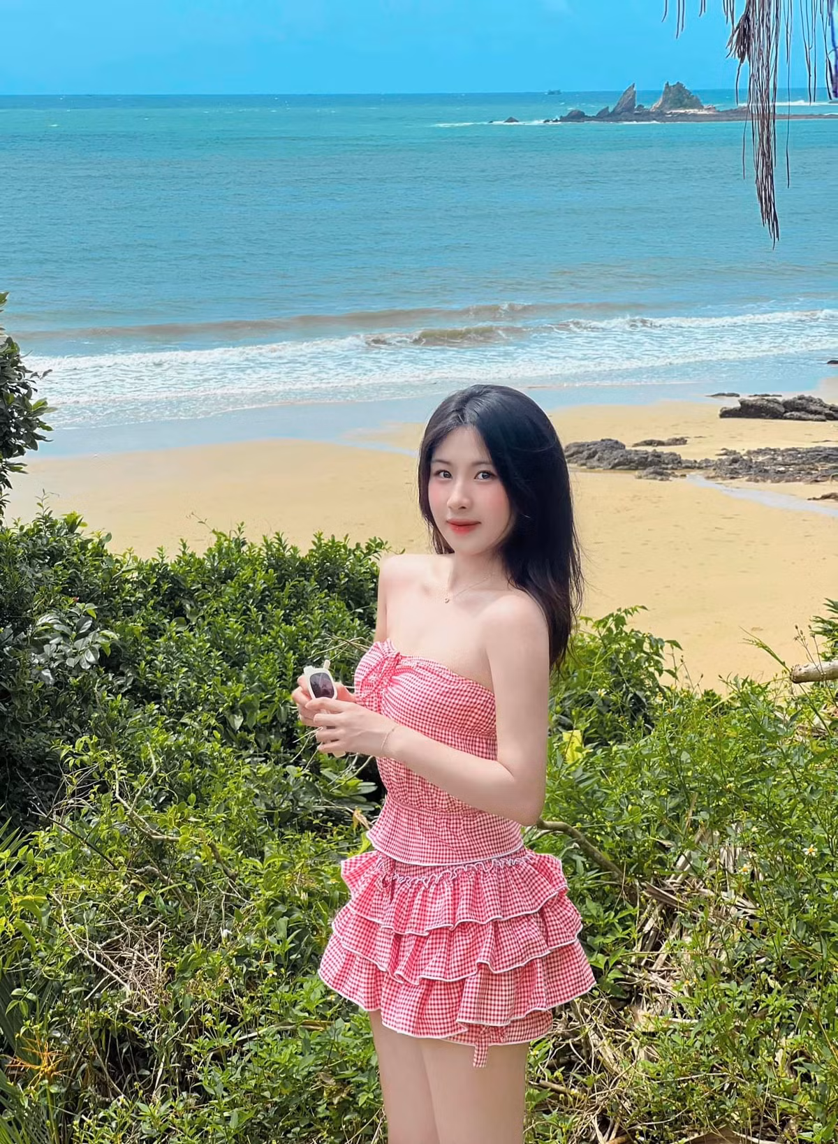 Trong bài đăng của mình, cô nàng xinh đẹp đã chia sẻ những bức hình chụp ở các địa điểm khác nhau ở Cô Tô, kèm theo dòng chú thích: " Cùng mình khám phá vùng đất xinh đẹp Cô Tô - chuyến đi 3N2Đ với chi phí chỉ 2tr5."