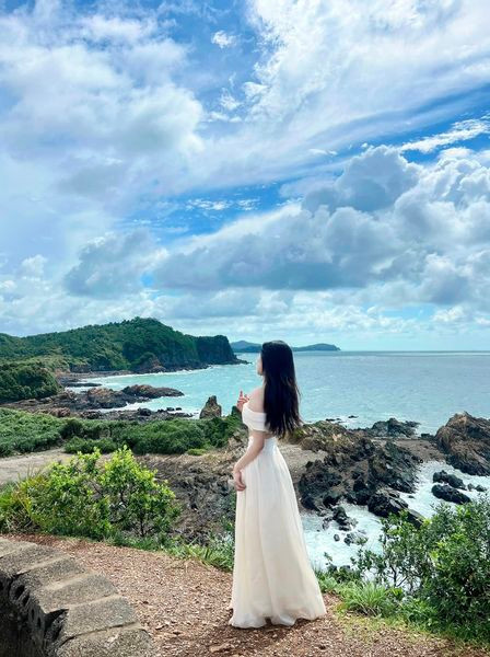 Cô Tô là một huyện đảo thuộc tỉnh Quảng Ninh, những năm gần đây Cô Tô thu hút rất nhiều lượt khách du lịch đến tham quan, khám phá, Ngô Quỳnh là một trong số đó. Cô nàng đã chia sẻ loạt ảnh trong hành trình khám phá huyện đảo xinh đẹp này lên một hội nhóm du lịch và nhận được rất nhiều sự quan tâm.