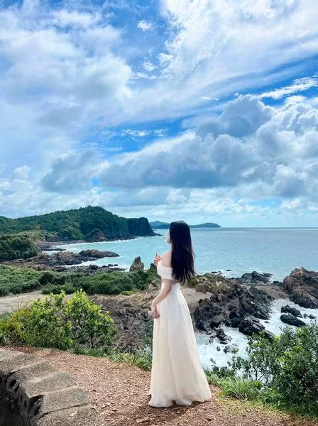 Cô Tô là một huyện đảo thuộc tỉnh Quảng Ninh, những năm gần đây Cô Tô thu hút rất nhiều lượt khách du lịch đến tham quan, khám phá, Ngô Quỳnh là một trong số đó. Cô nàng đã chia sẻ loạt ảnh trong hành trình khám phá huyện đảo xinh đẹp này lên một hội nhóm du lịch và nhận được rất nhiều sự quan tâm.