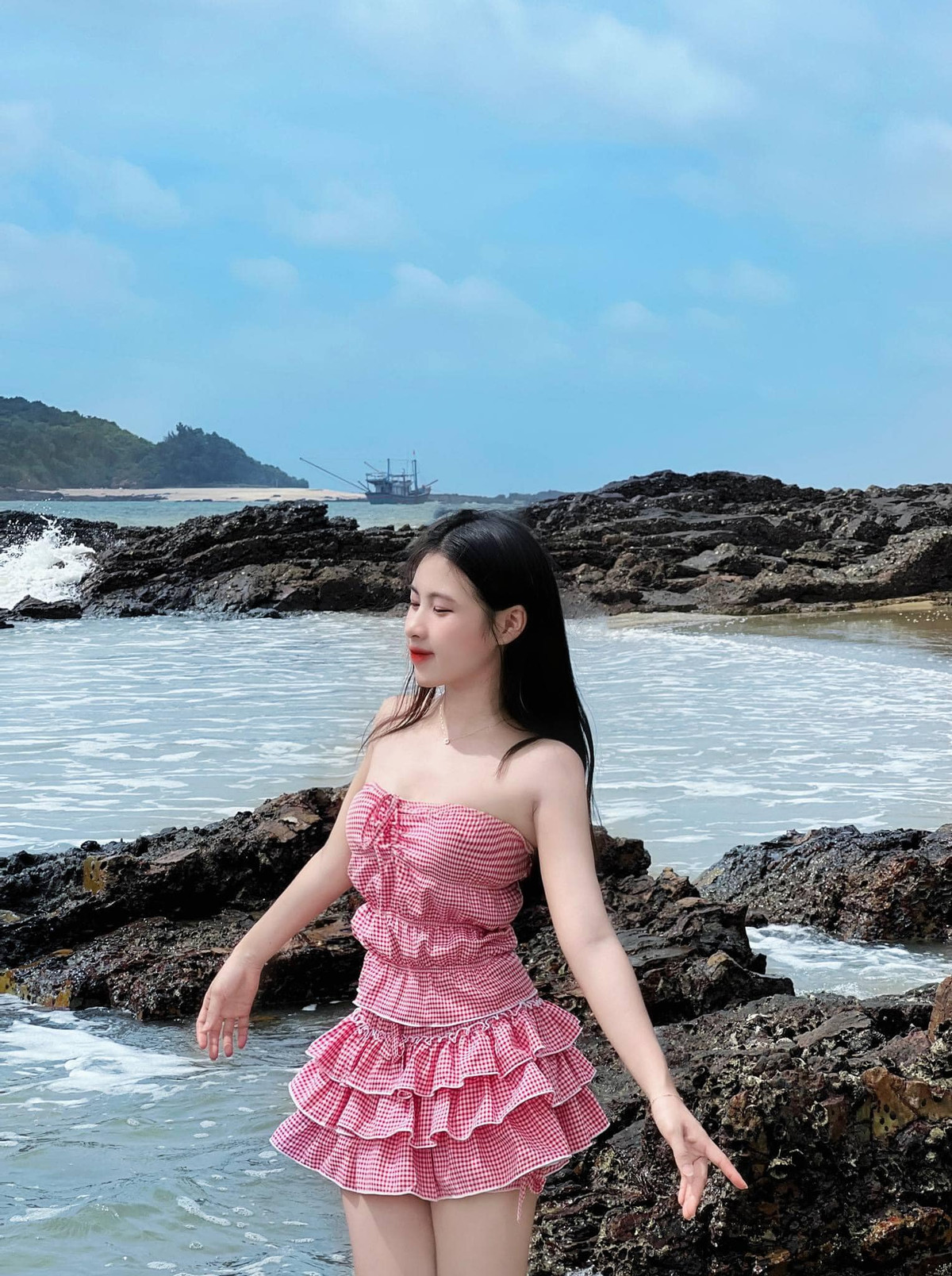 Về trang phục, cô nàng lựa chọn những thiết kế khá bánh bèo như áo quây, chân váy ngắn, khoe trọn làn da trắng sáng bên bờ biển.