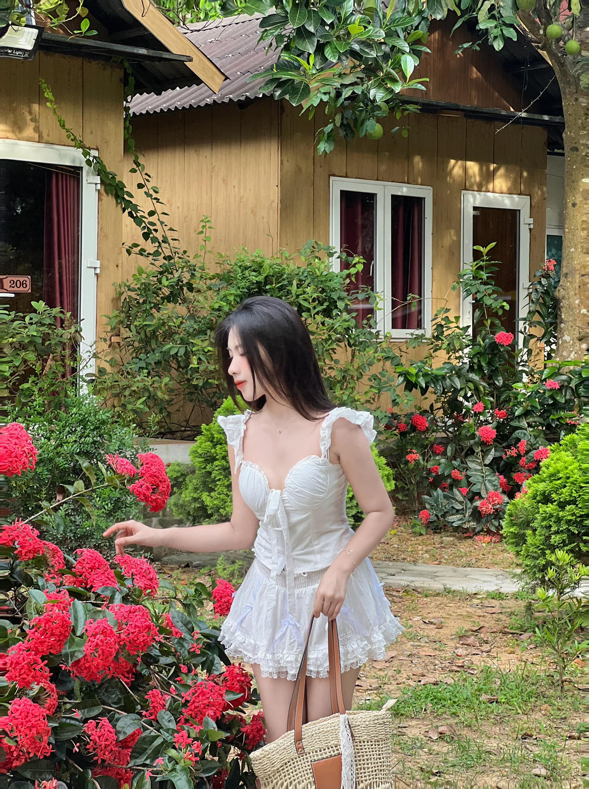 Ở dưới bài đăng, rất nhiều người đã hỏi xin một số tip khác để cho chuyến đi sắp tới, một số người lại vô cùng xuýt xoa trước nhan sắc cô nàng "reviewer du lịch này".