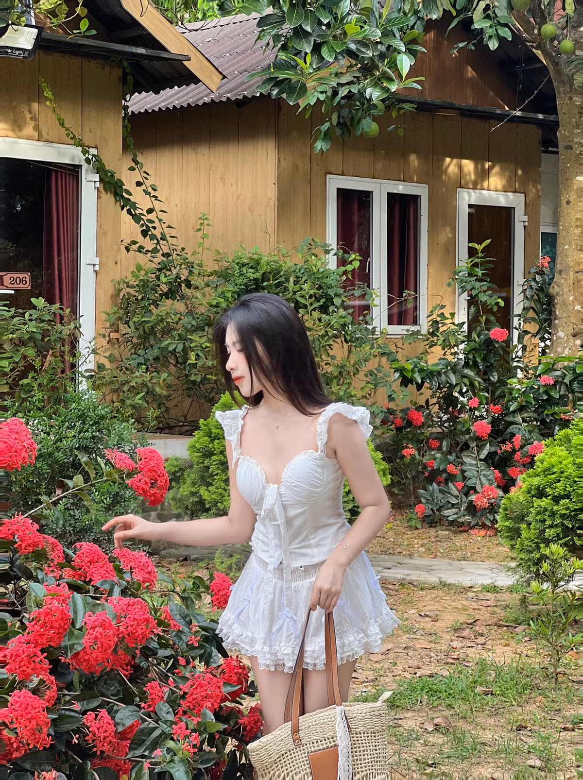 Ở dưới bài đăng, rất nhiều người đã hỏi xin một số tip khác để cho chuyến đi sắp tới, một số người lại vô cùng xuýt xoa trước nhan sắc cô nàng "reviewer du lịch này".