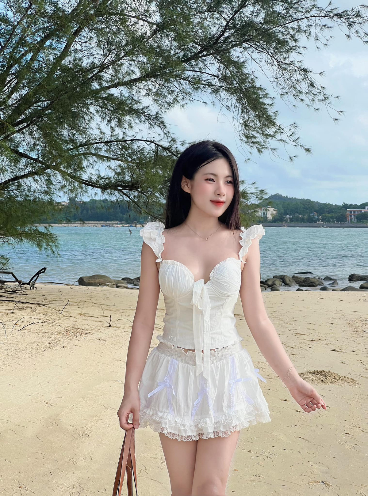 Ngô Quỳnh chia sẻ cách di chuyển, nơi ở, ăn uống đi lại, cùng những địa điểm check-in tỏng chuyến hành trình của mình.