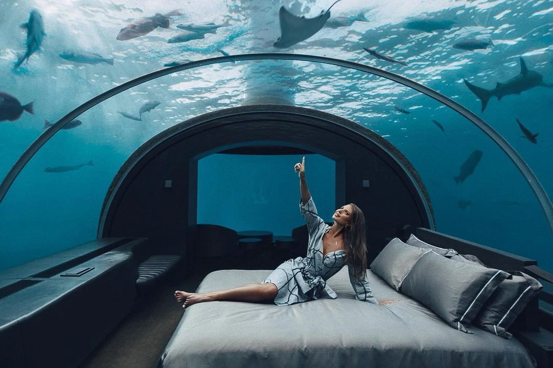 Du khách có thể di chuyển bằng thang máy hoặc cầu thang xoắn ốc để đến được căn phòng dưới biển. Tại đây, mọi người có thể ngắm nhìn hệ sinh thái biển trù phú với cá đuối, cá mập, rùa biển bơi lượn xung quanh mái vòm được làm bằng acrylic cong 180 độ. Ảnh: @yana_leventseva.