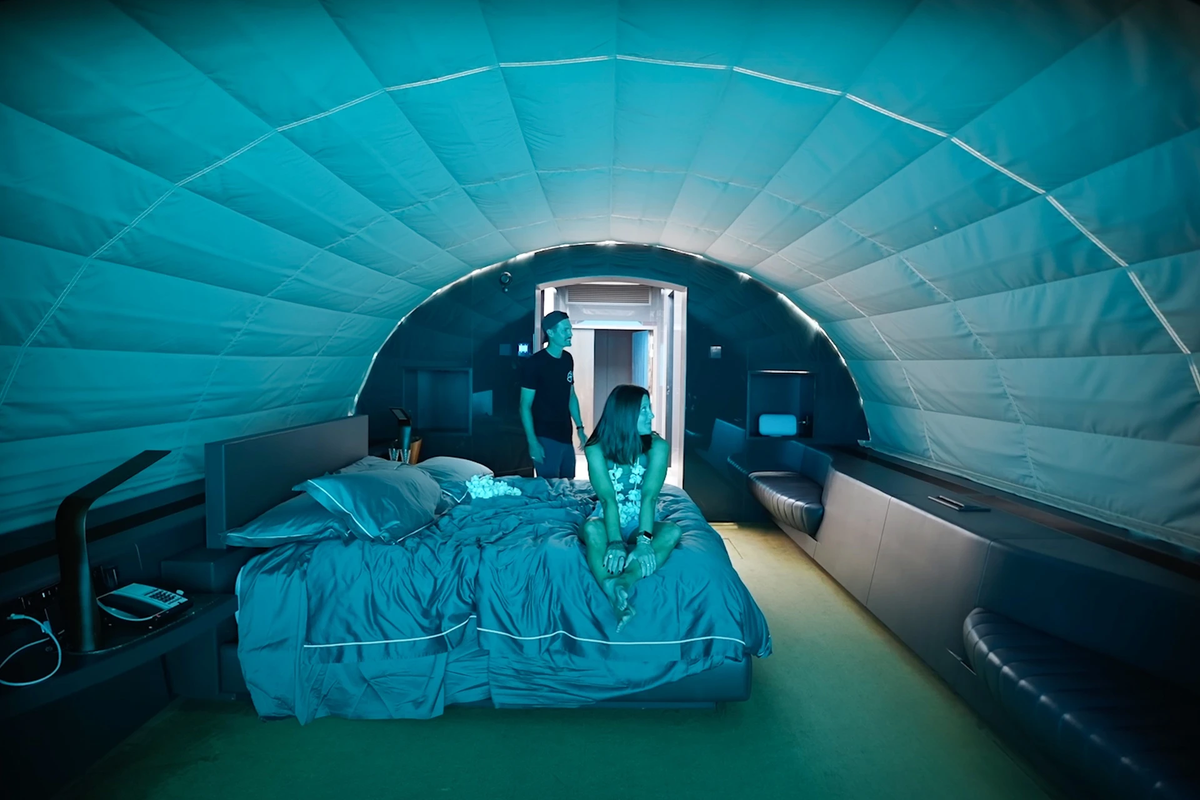 Ngoài ra, du khách có thể kéo lớp màn che phủ toàn bộ "bầu trời" dưới biển, tạo thành không gian như được gói gọn trong chiếc lều nhỏ. Ảnh: Kara and Nate.