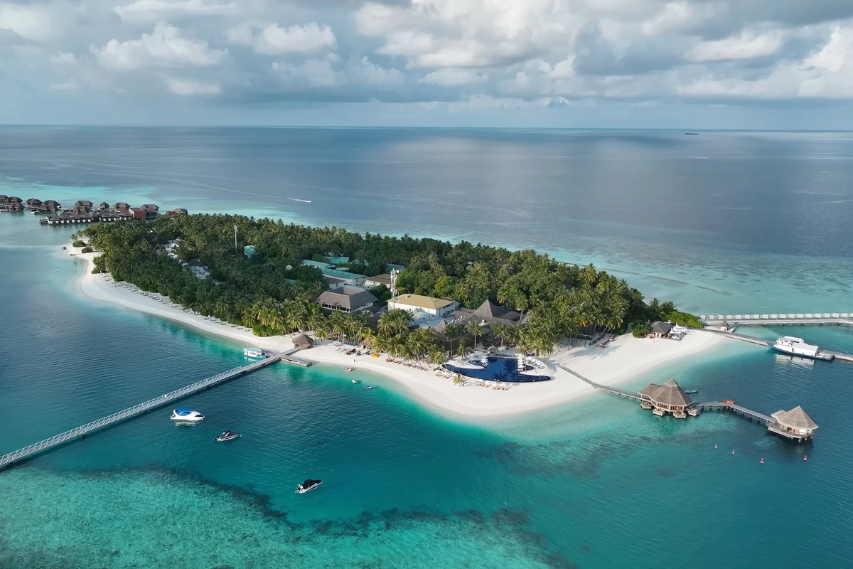 Toạ lạc tại thiên đường đảo Maldives, khu nghỉ dưỡng sở hữu những bãi biển biệt lập với cảnh quan thiên nhiên hoang sơ, hệ sinh thái biển đa dạng, phong phú cùng những trải nghiệm cao cấp. Ảnh: Kara and Nate.