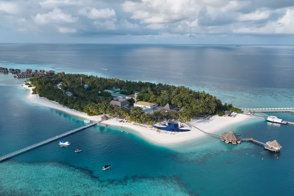 Toạ lạc tại thiên đường đảo Maldives, khu nghỉ dưỡng sở hữu những bãi biển biệt lập với cảnh quan thiên nhiên hoang sơ, hệ sinh thái biển đa dạng, phong phú cùng những trải nghiệm cao cấp. Ảnh: Kara and Nate.