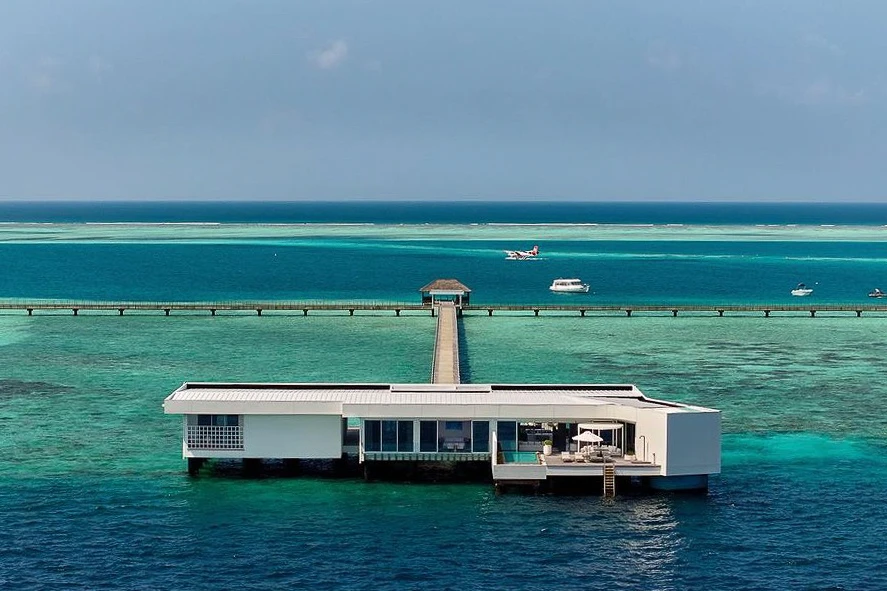 Trong đó, những căn biệt thự hạng sang The Muraka Suite là địa điểm nghỉ dưỡng của giới thượng lưu khi đến Maldives. Khách sạn gồm 2 tầng với tầng dưới cùng chìm dưới mặt nước ở Ấn Độ Dương khoảng 5 mét. Đây là hạng phòng khó đặt nhất của khu nghỉ dưỡng này. Ảnh: Kara and Nate.