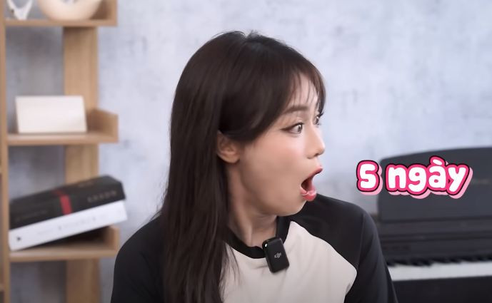 Misthy còn bất ngờ hơn nữa khi biết thời gian lâu nhất ViruSs giữ sự im lặng có khi lên tới 5 ngày. Ngọc Kem thừa nhận bản thân không muốn chuyện tình cảm như vậy, nhưng khi yêu một người như ViruSs, cô phải tập làm quen với điều đó. Trước chia sẻ của Ngọc Kem, Misthy chỉ biết cảm thán "Em có hiếu với trai quá đó nha". (Ảnh: cắt từ video)