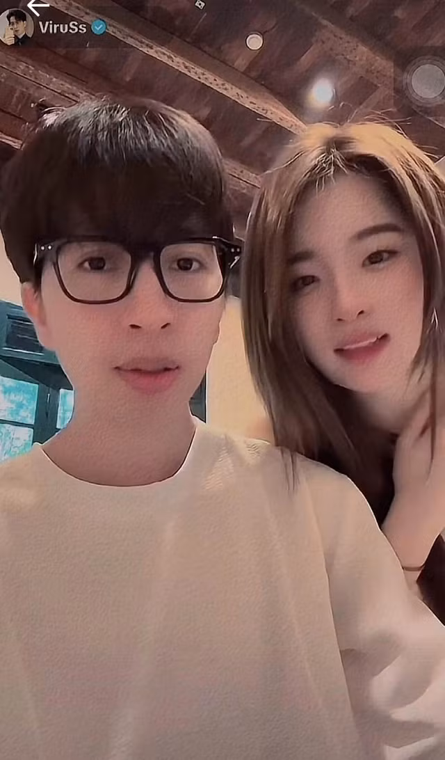 Trước đó, trong một lần livestream cùng nhau, cặp đôi đã chia sẻ lại khoảnh khắc tỏ tình của ViruSs dành cho bạn gái kém 11 tuổi. Khi Ngọc Kem không đồng ý lời tỏ tình ngay thì anh chàng còn bày tỏ: "Lỡ ngày mai em chán anh, em bỏ anh thì sao".(Ảnh: Facebook)