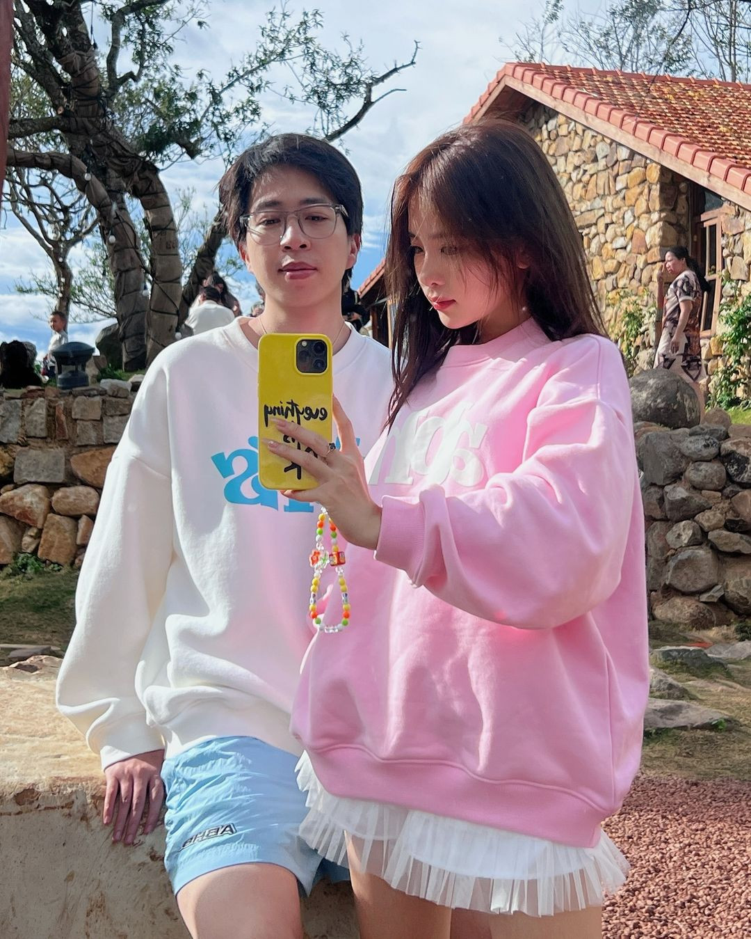 Ngoài ra, cặp đôi cũng thường xuyên xuất hiện chung trên sóng livestream, không ngại trao nhau những hành động ngọt ngào. Nhiều người vô cùng ngưỡng mộ với chuyện tình đẹp của cả 2. (Ảnh: IG Ngọc Kem)