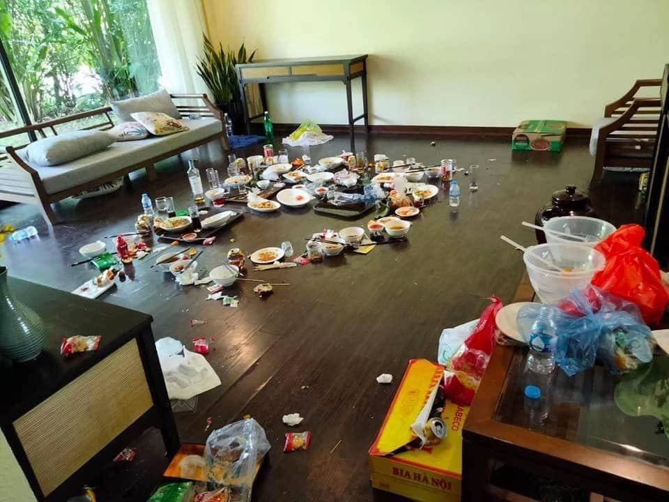 Có thể thấy trên sàn nhà, trên sofa, trên bàn, đâu đâu cũng có rác.