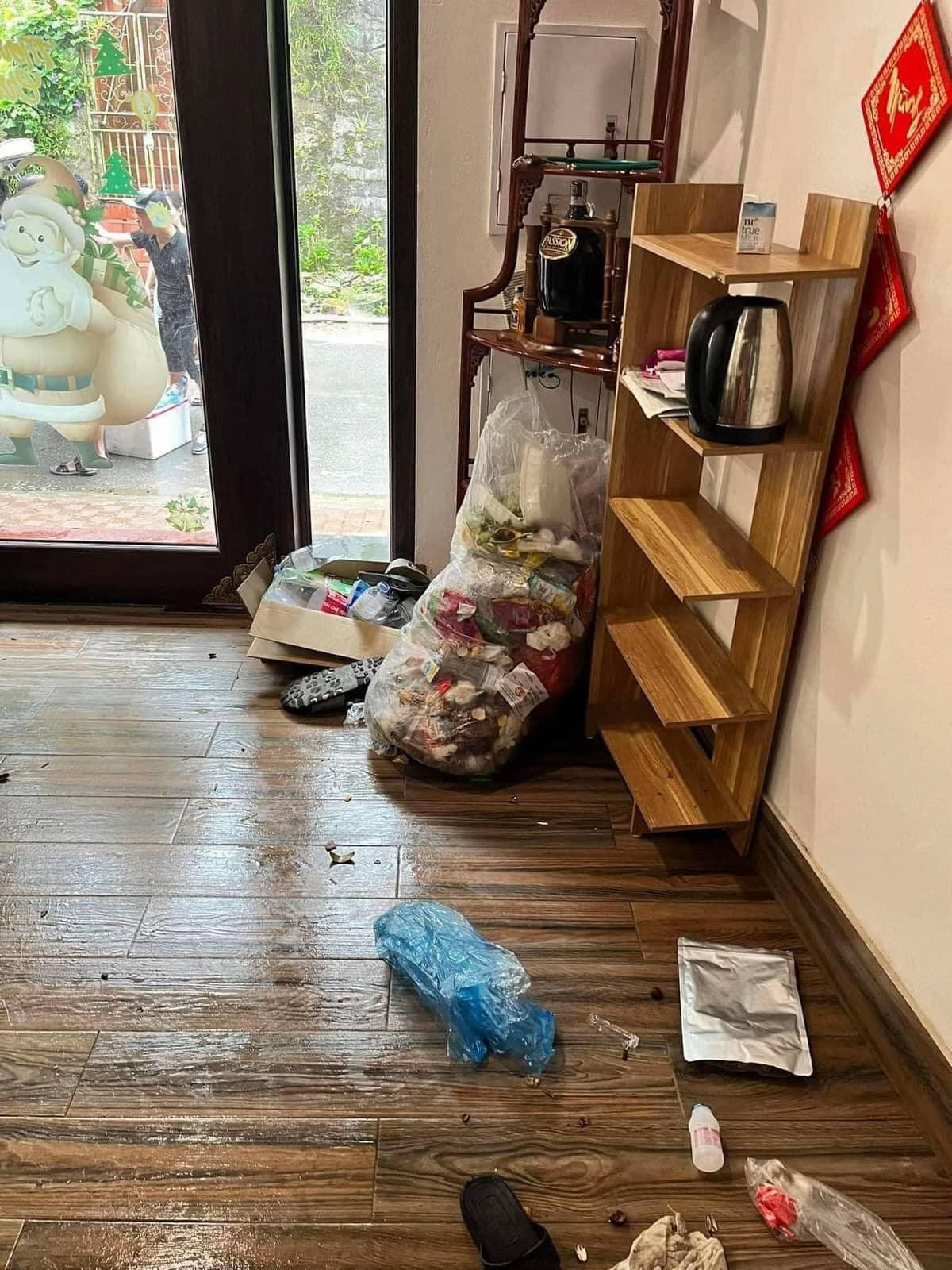 Thế nhưng khi phụ thu tiền dọn dẹp thì khách lại bảo "không bày gì".