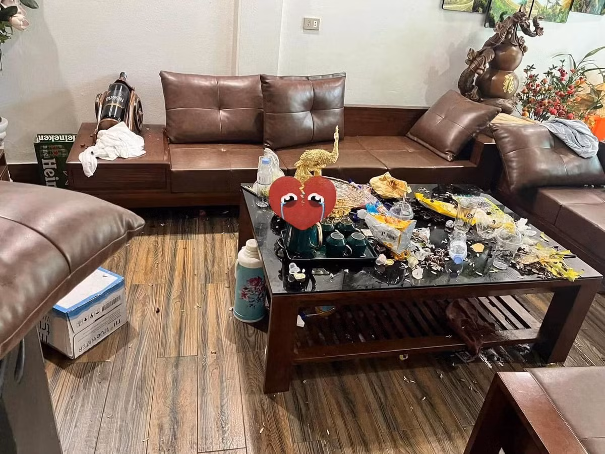 Căn villa biến thành bãi rác.