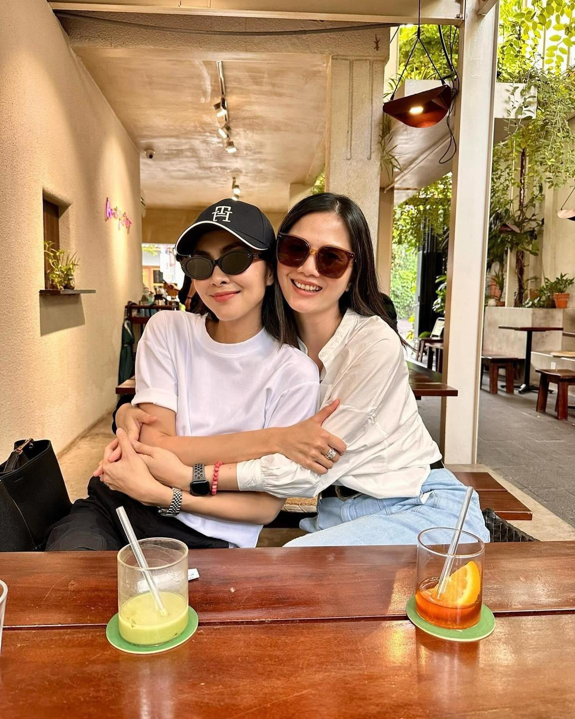 Trong những bức ảnh hội ngộ cùng dàn diễn viên "Bỗng dưng muốn khóc", Vân Anh xuất hiện với nhan sắc mặn mà, xinh đẹp.