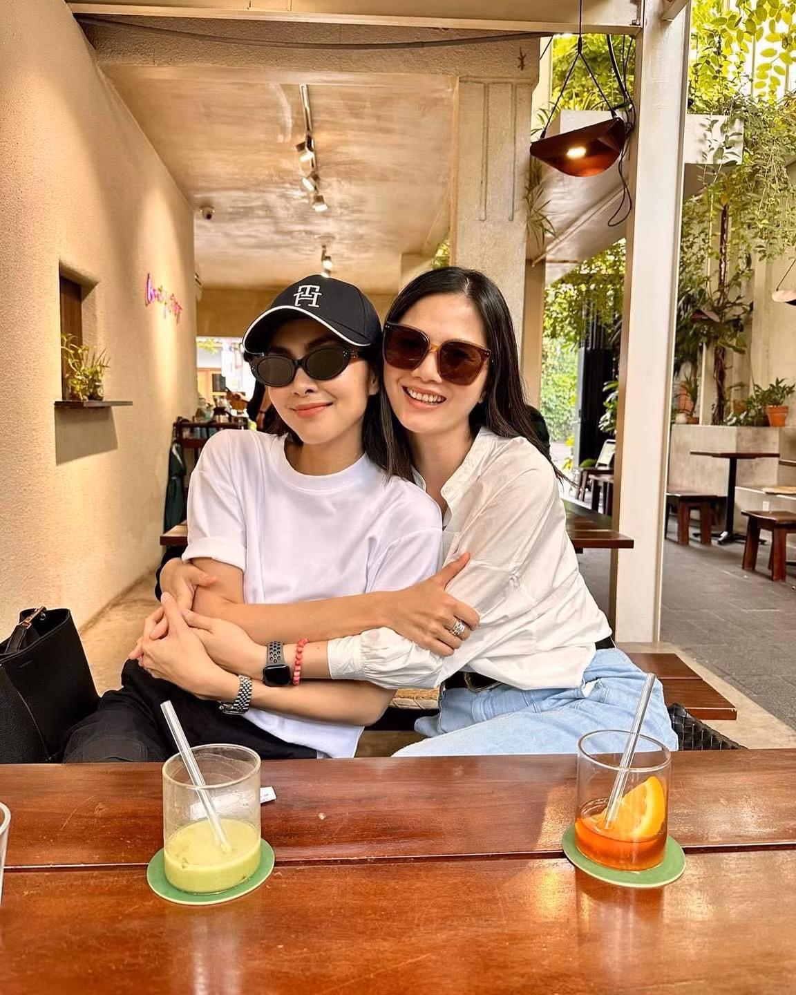 Trong những bức ảnh hội ngộ cùng dàn diễn viên "Bỗng dưng muốn khóc", Vân Anh xuất hiện với nhan sắc mặn mà, xinh đẹp.