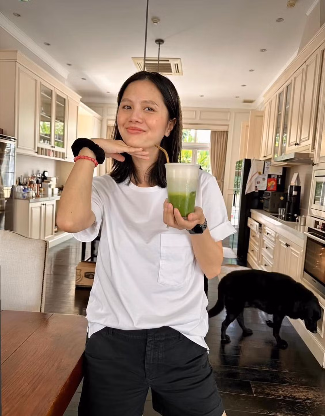 Dù không cần trang điểm cầu kì, thế nhưng nhan sắc của Vân Anh vẫn gây ấn tượng với nét kiêu kỳ, tiểu thư như ngày nào.