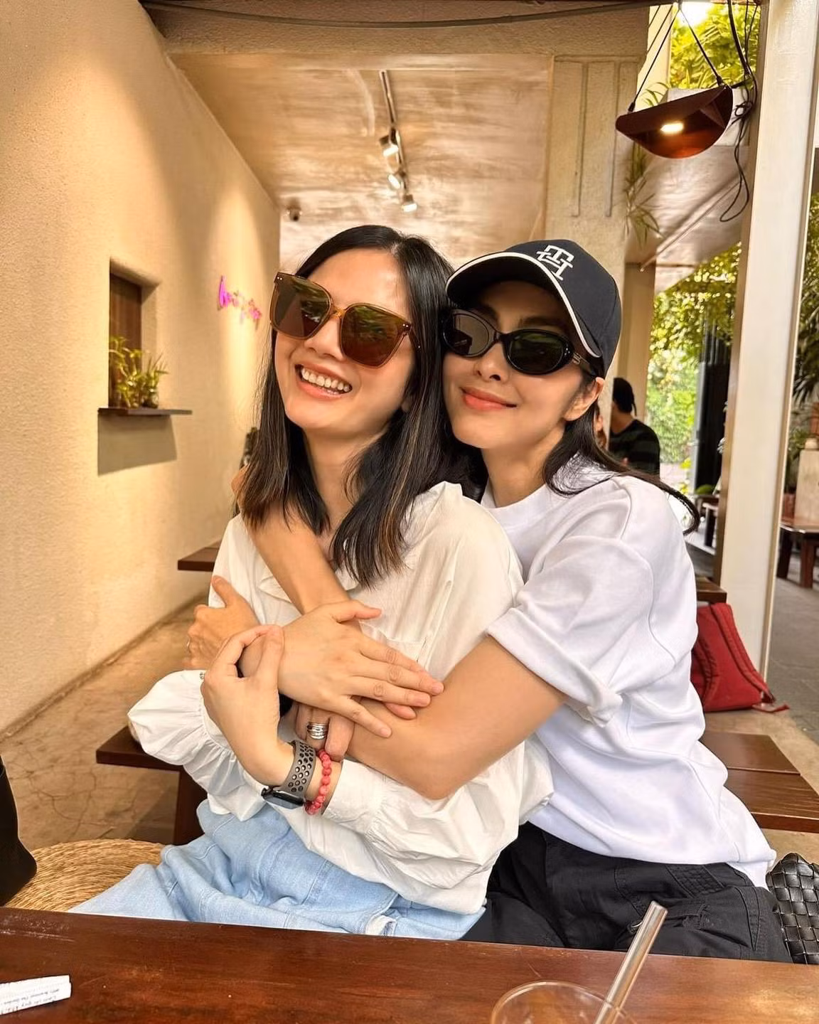 Thỉnh thoảng cô nàng sẽ trở về Việt Nam để gặp gỡ bạn bè.