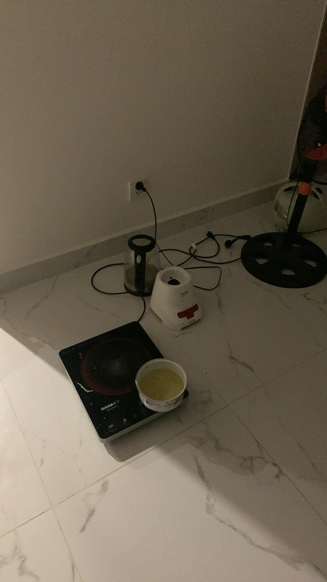 "Tuy là ở phòng riêng, nhưng lại hay dẫn bạn trai về phòng và nhiều lần có những âm thanh phát ra làm ảnh hưởng tới mình, do phòng cách âm không tốt nên mình hơi ám ảnh với tiếng âm thanh phát ra từ 2 bạn ấy" - Cô gái bất lực tâm sự.