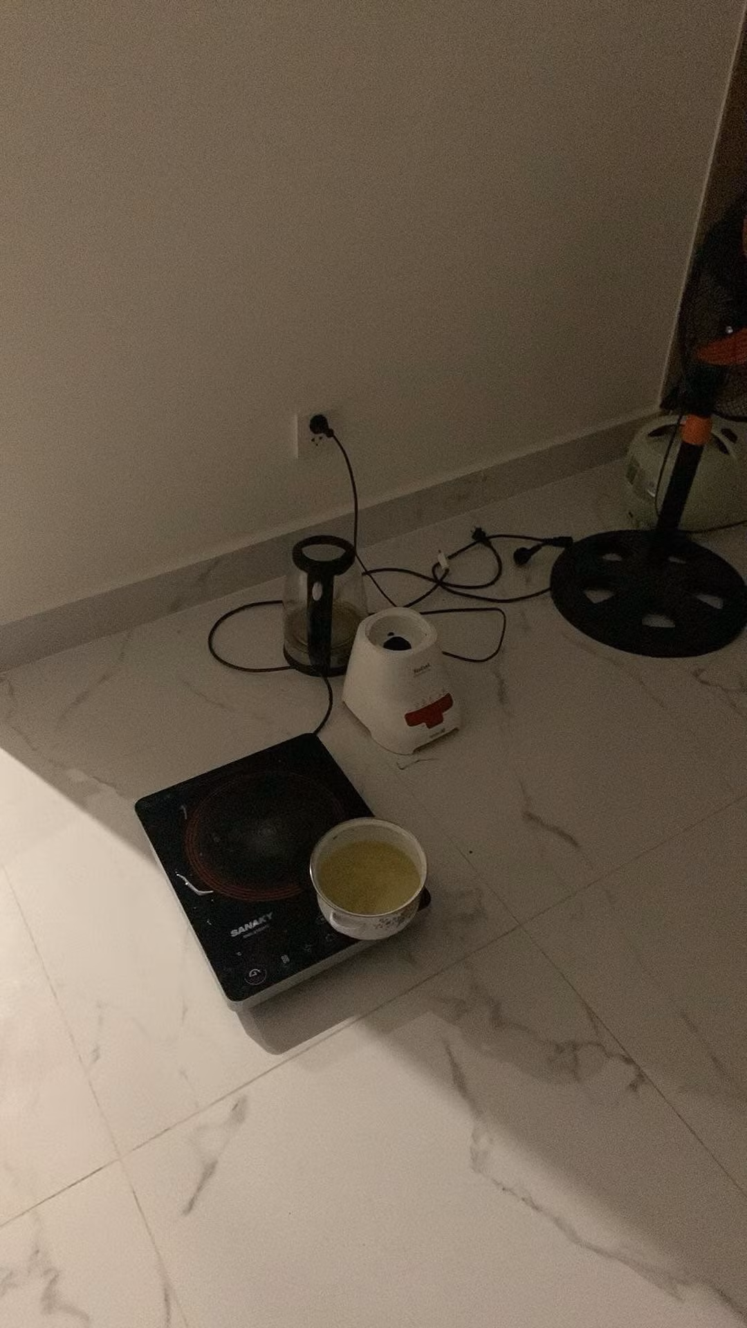 "Tuy là ở phòng riêng, nhưng lại hay dẫn bạn trai về phòng và nhiều lần có những âm thanh phát ra làm ảnh hưởng tới mình, do phòng cách âm không tốt nên mình hơi ám ảnh với tiếng âm thanh phát ra từ 2 bạn ấy" - Cô gái bất lực tâm sự.