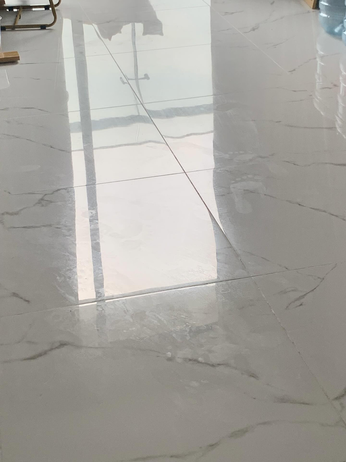 Không chỉ vậy, lối sống của cô bạn cùng phòng này cũng vô cùng bừa bộn, rác không đổ, nhà không lau: "Ngay từ đầu ở chung mình đã phân công dọn dẹp để nhà cửa luôn sạch, nhưng do tính chất công việc nên mình chỉ về nhà thứ 7, CN, về tới nhà không khác gì chuồng heo, dù đã nhắn tin nhắc nhở nhưng cứ lì không dọn."