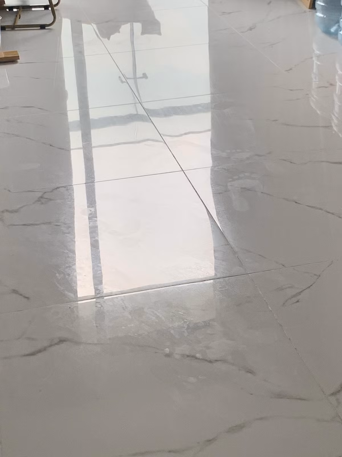 Không chỉ vậy, lối sống của cô bạn cùng phòng này cũng vô cùng bừa bộn, rác không đổ, nhà không lau: "Ngay từ đầu ở chung mình đã phân công dọn dẹp để nhà cửa luôn sạch, nhưng do tính chất công việc nên mình chỉ về nhà thứ 7, CN, về tới nhà không khác gì chuồng heo, dù đã nhắn tin nhắc nhở nhưng cứ lì không dọn."