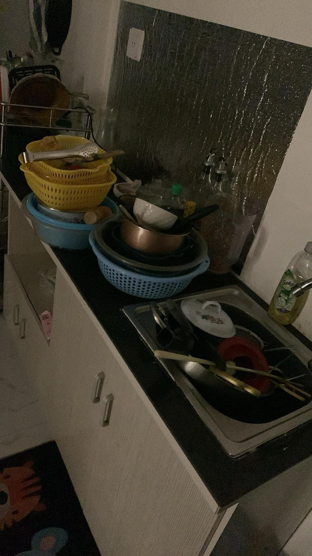 Nhiều người bày tỏ đồng cảm với cô gái đăng bài: "Trời đất ơi con gái con lứa gì mà ăn ở như thế", "chịu đấy, anh bạn trai qua thấy vậy cũng chịu thì nghĩ giỏi thật", "bà quá hiền đi đó, phải tui là tui tống ra đường từ lâu rồi".