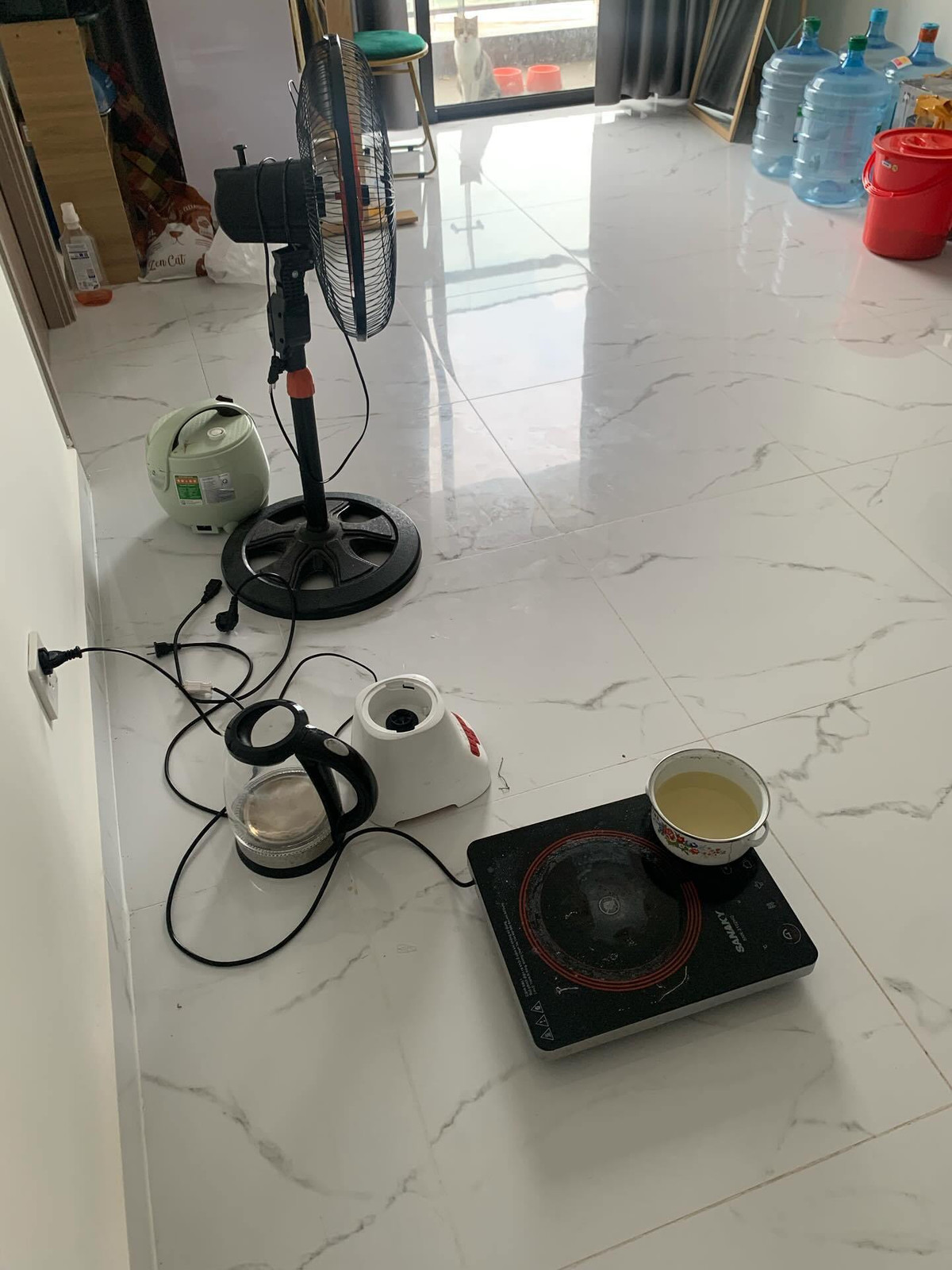 Nấu ăn xong để nguyên ngồi và bếp.