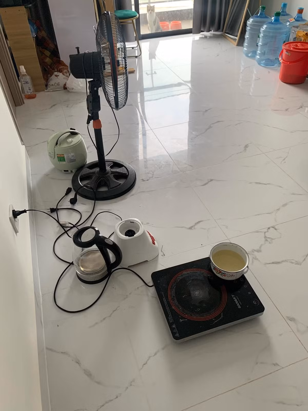 Nấu ăn xong để nguyên ngồi và bếp.