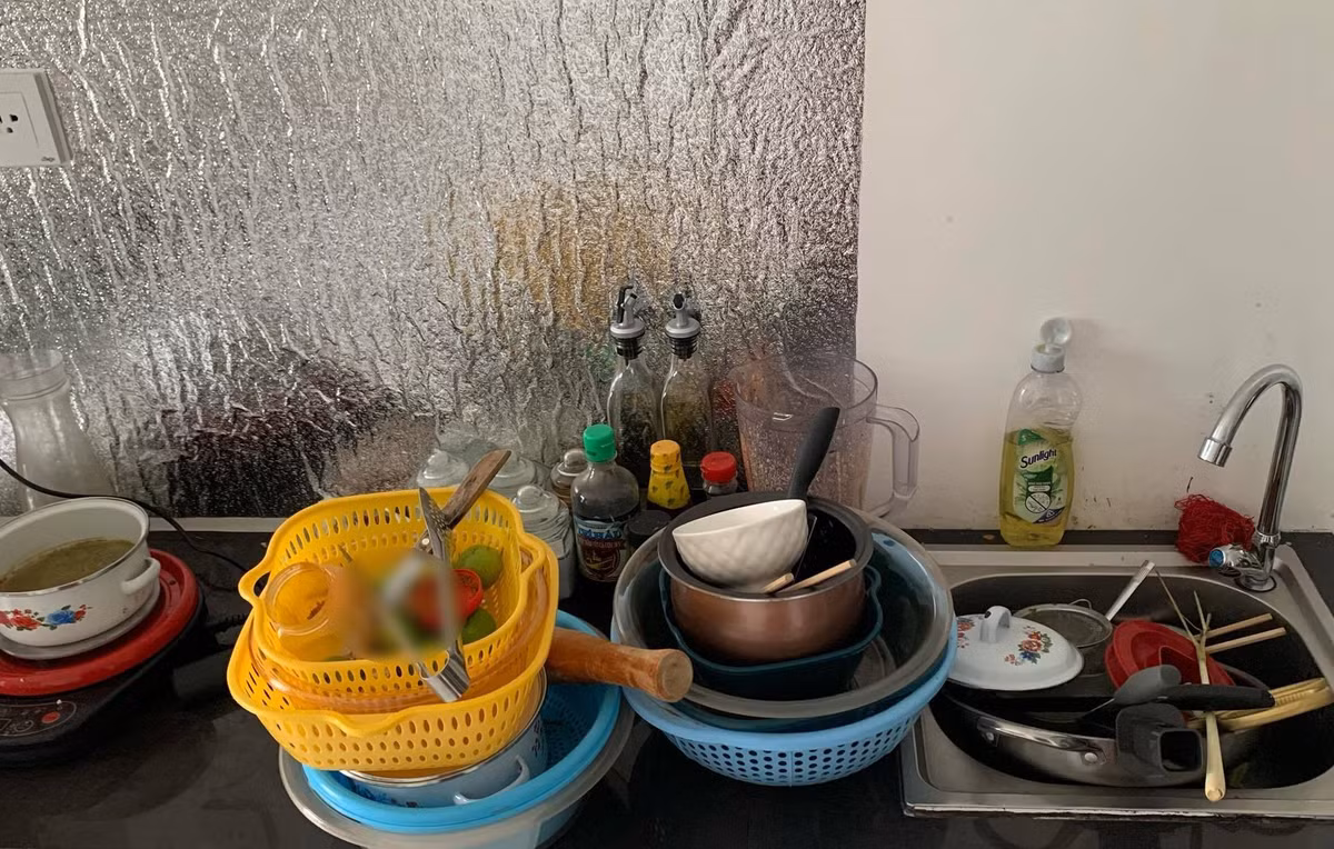 Câu chuyện sẽ không có gì đáng nói nếu như cô bạn cùng nhà không thường xuyên dẫn bạn trai về, thậm chí cả 2 thường xuyên có những hành động thân mật tạo tiếng động lớn, thậm chí để lại "sản phẩm" sau khi "đánh vần" lên cả sàn nhà phòng khách.