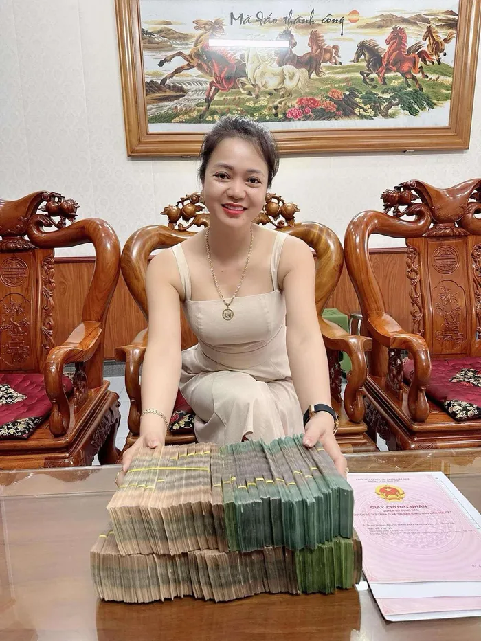 Đặc biệt trong một buổi sáng tháng 4, cô từng chia sẻ hình ảnh bản thân đã chốt ngay 2 lô đất cho khách khiến ai nấy đều thích thú.