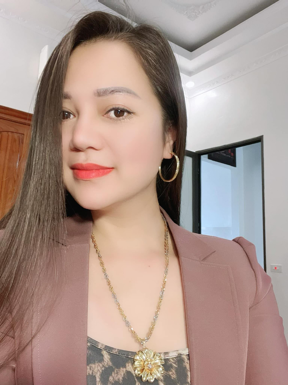 Nam diễn viên 7X cho biết cả hai ấp ủ kế hoạch tổ chức một buổi lễ để báo tin vui với gia đình, không cần là một đám cưới quá cầu kỳ, sang trọng nhưng sẽ diễn một cách ấm cúng, đủ để đánh dấu ngày cả hai chính thức về chung nhà. (Ảnh: Facebook Hiệp Gà, Thu Hà)