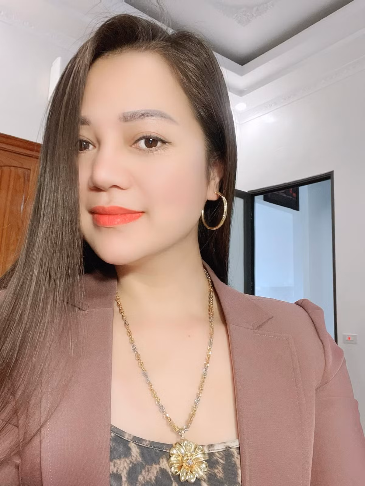 Nam diễn viên 7X cho biết cả hai ấp ủ kế hoạch tổ chức một buổi lễ để báo tin vui với gia đình, không cần là một đám cưới quá cầu kỳ, sang trọng nhưng sẽ diễn một cách ấm cúng, đủ để đánh dấu ngày cả hai chính thức về chung nhà. (Ảnh: Facebook Hiệp Gà, Thu Hà)