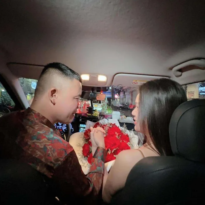 Thu Hà sở hữu cuộc sống đủ đầy khi thường xuyên check in cùng hội chị em và bạn trai ở nhiều địa điểm sang trọng, sử dụng các món hàng hiệu đến từ các thương hiệu lớn.