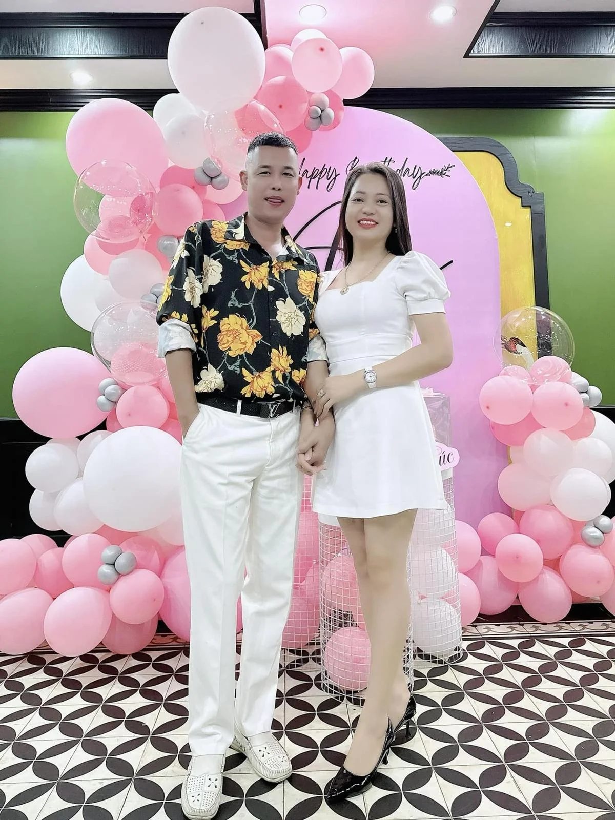 Cô là một cò mối nổi tiếng tại Hưng Yên nên có lượng khách ổn định, thường xuyên được cọc số tiền lớn để mua đất đai và nhà.