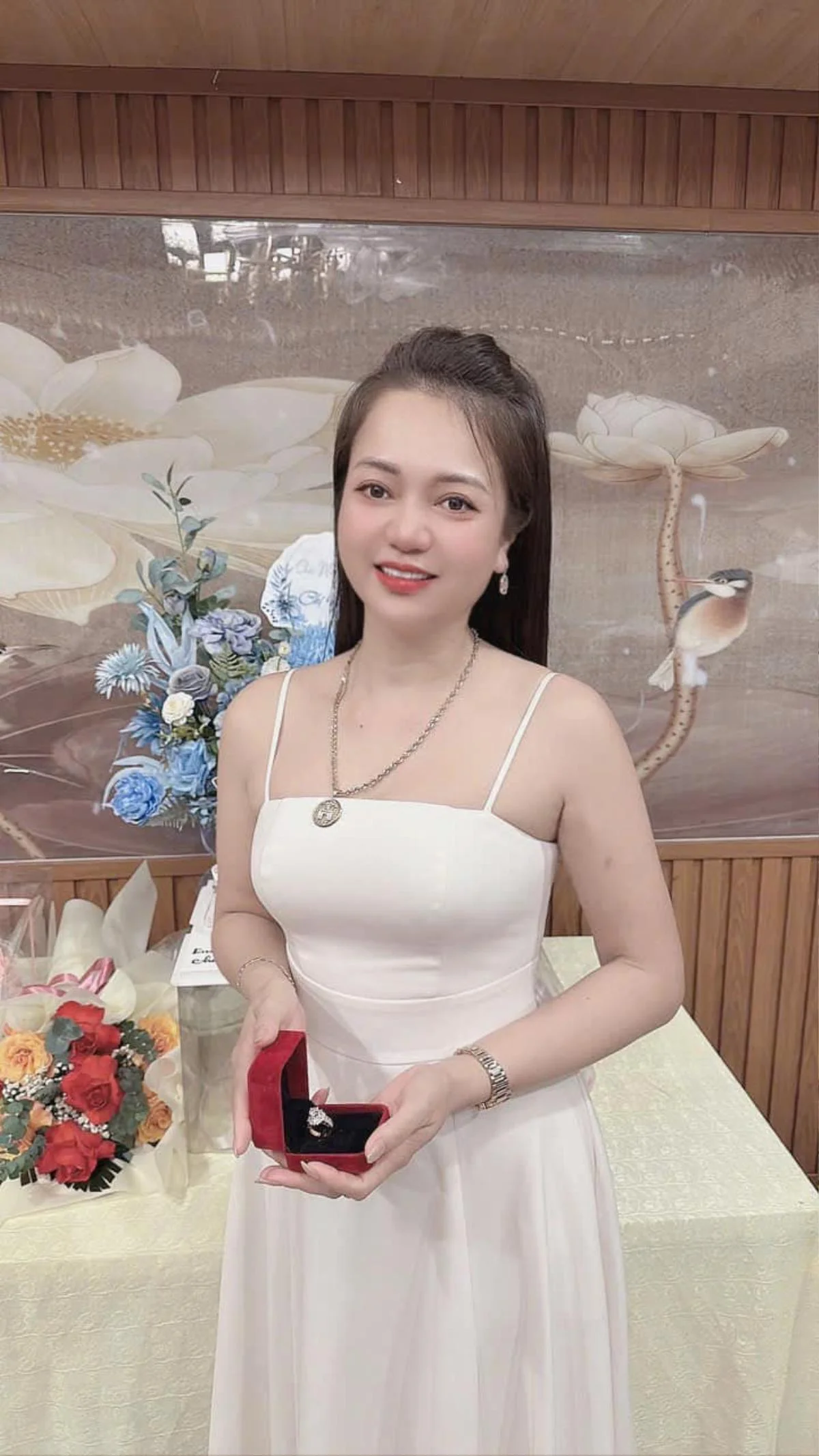 Vừa qua, chuyện tình của diễn viên Hiệp Gà và bạn gái kém tuổi nhận được nhiều sự quan tâm. Sau 3 cuộc hôn nhân chóng vánh trước đó, Hiệp Gà hiện tại hạnh phúc bên bạn gái mới.