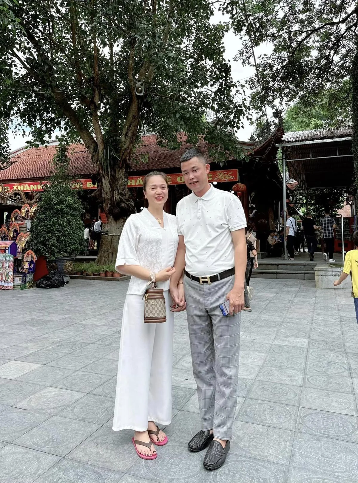 Được biết nửa kia của Hiệp Gà sinh năm 1980, là mẹ đơn thân, làm việc trong lĩnh vực bất động sản ở Hưng Yên.